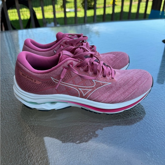 Mizuno running shoe size 10. - Picture 4 of 7